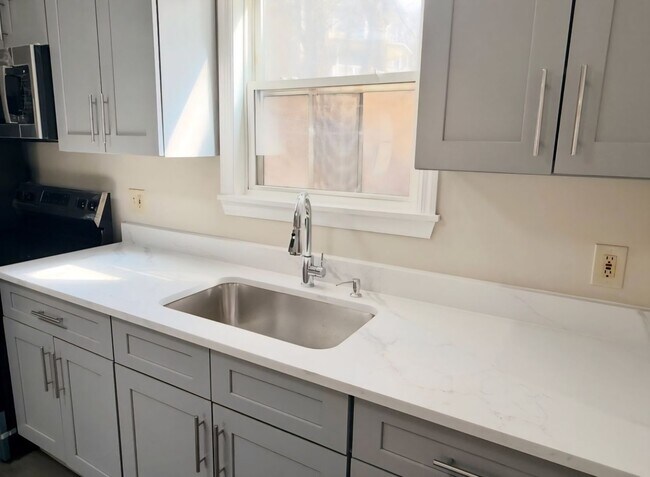 Building Photo - 3-7 Maple Street - Unit 7