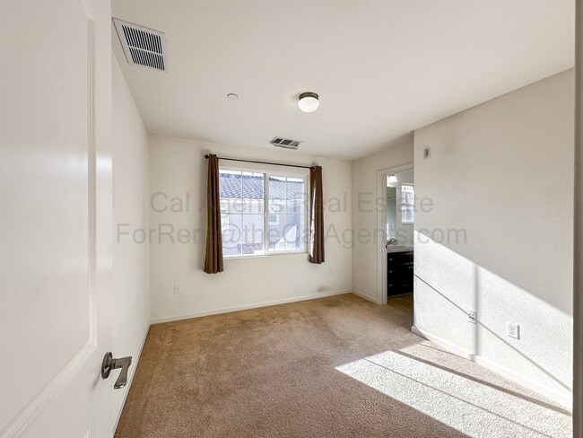 Building Photo - 110 Heligan Ln