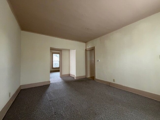 Building Photo - 22 - 22 1/2  Willis Ave