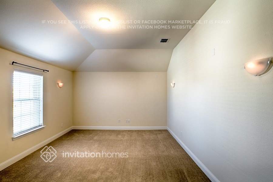 Building Photo - 721 W Talon Dr