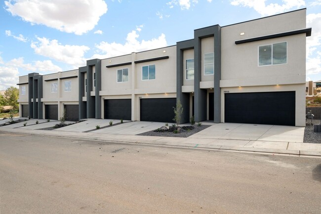 Building Photo - Cornerstone Beauty! HUGE Private yard.