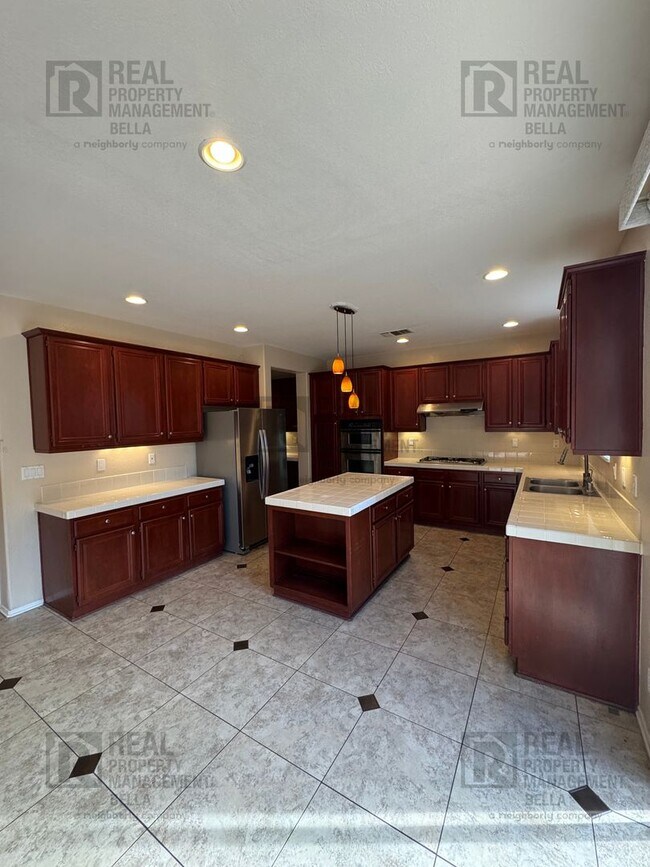 Building Photo - Spacious & Stylish 5-Bed, 3-Bath Home in Prime Murrieta Location