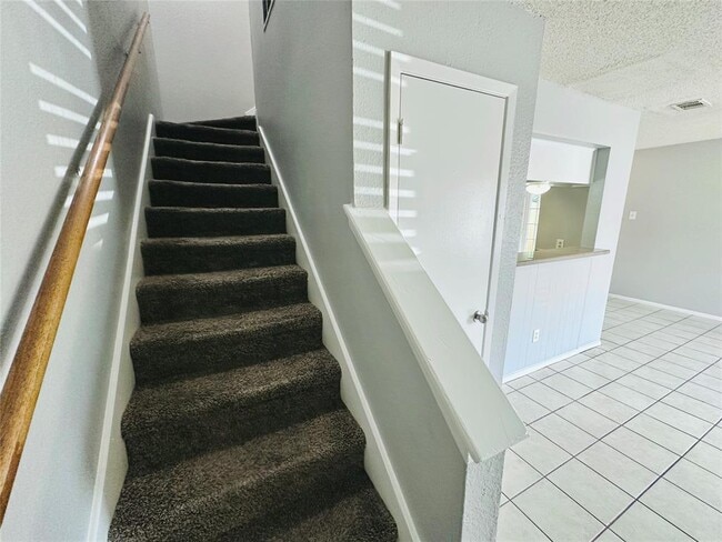 Building Photo - 5305 Woodland Oaks Ct