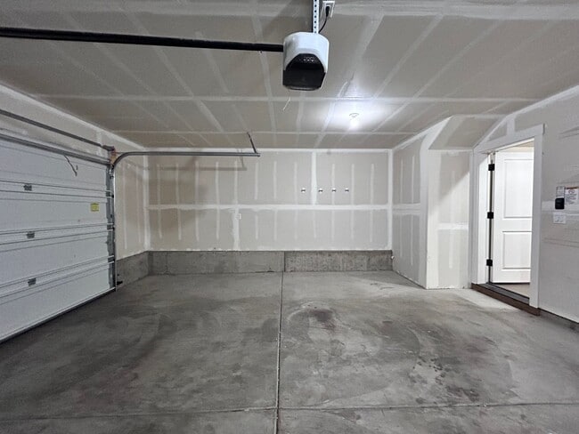 Building Photo - Incredibly Large 4 Bed 2.5 Bath Charmer!