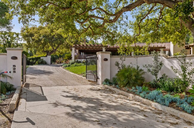 Building Photo - 525 Las Palmas Dr