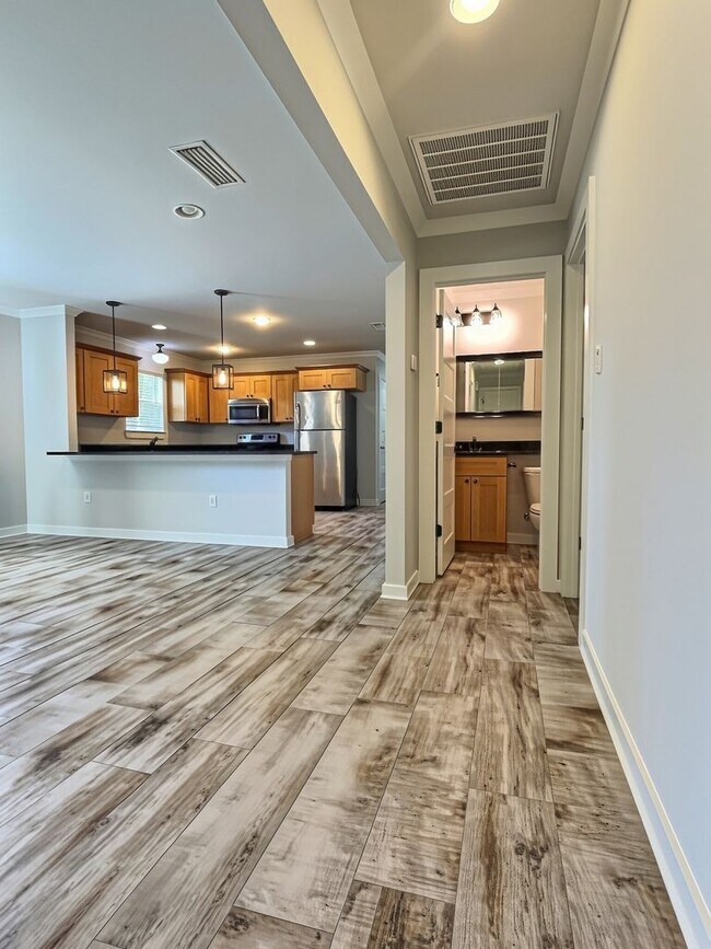 Building Photo - 3/2 Coastal Cottage in Golf Cart District | Ocean Springs School District
