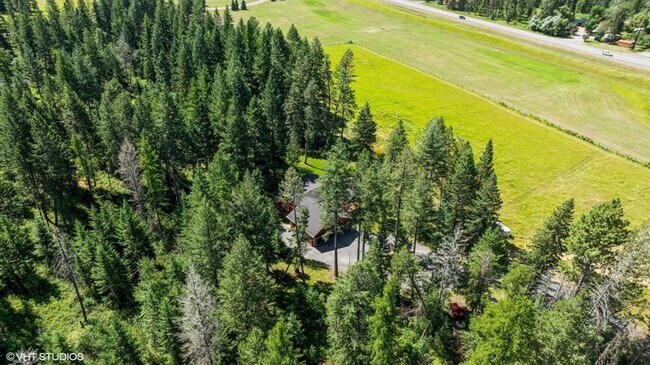 Building Photo - Stunning Columbia Falls Home w/horse pasture