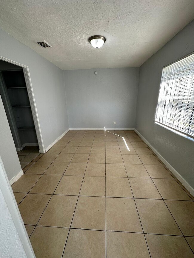 Building Photo - 310/312 Acosta St