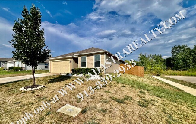 Building Photo - Like New Ranch in Spring Hill-Available in...