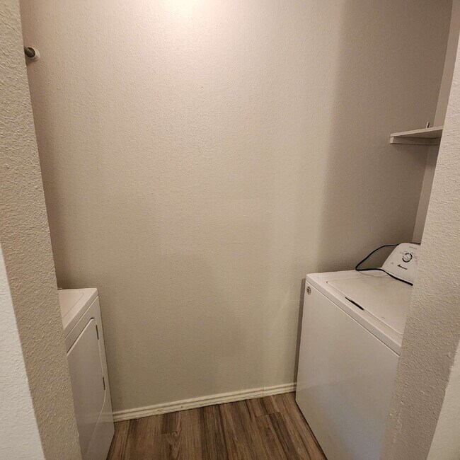 Building Photo - Cute 2/1 with spacious living area.