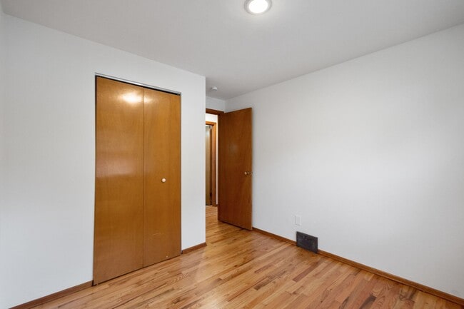 Building Photo - AVAILABLE SEPT 1ST!! BEAUTIFUL 3 BEDROOM I...