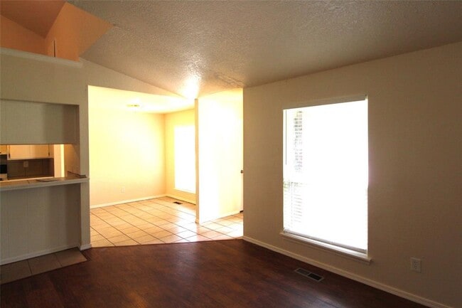 Building Photo - 900 Aspen Ct