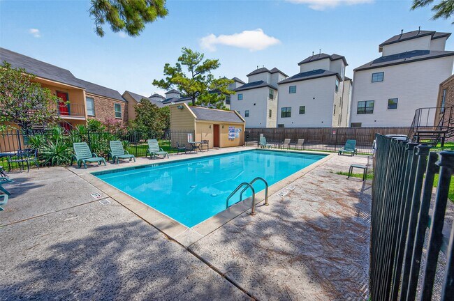 Building Photo - 3303 W Greenridge Dr