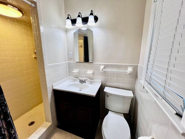 Building Photo - Brick ranch on half acre lot in Virginia Beach