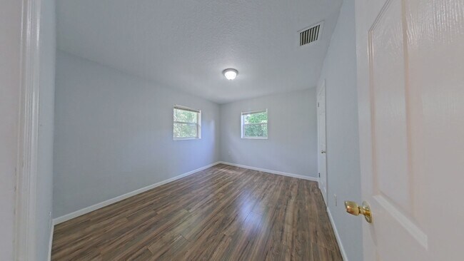 Building Photo - Cute Updated 2/1 with Bonus Room in Fort P...