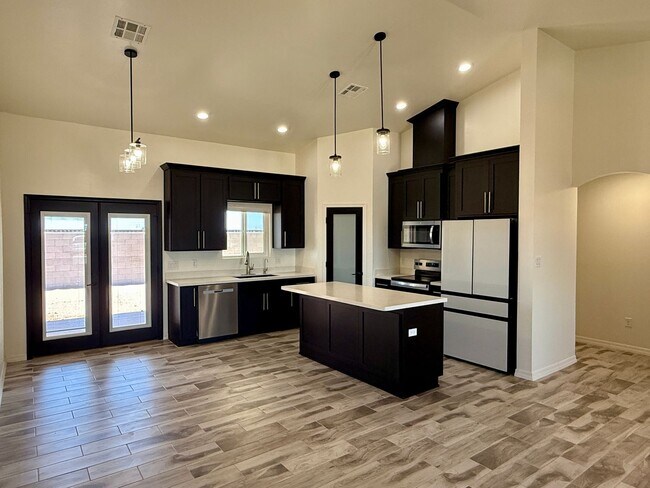 Building Photo - San Luis Corner Lot home with a Large Master Suite - 3 Bed 2 Bath Split Floor Plan