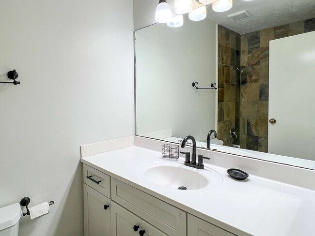 Building Photo - 2012 E Lacey Oak Cir