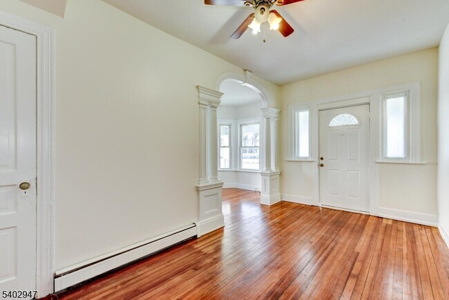 Building Photo - 946 W 7th St