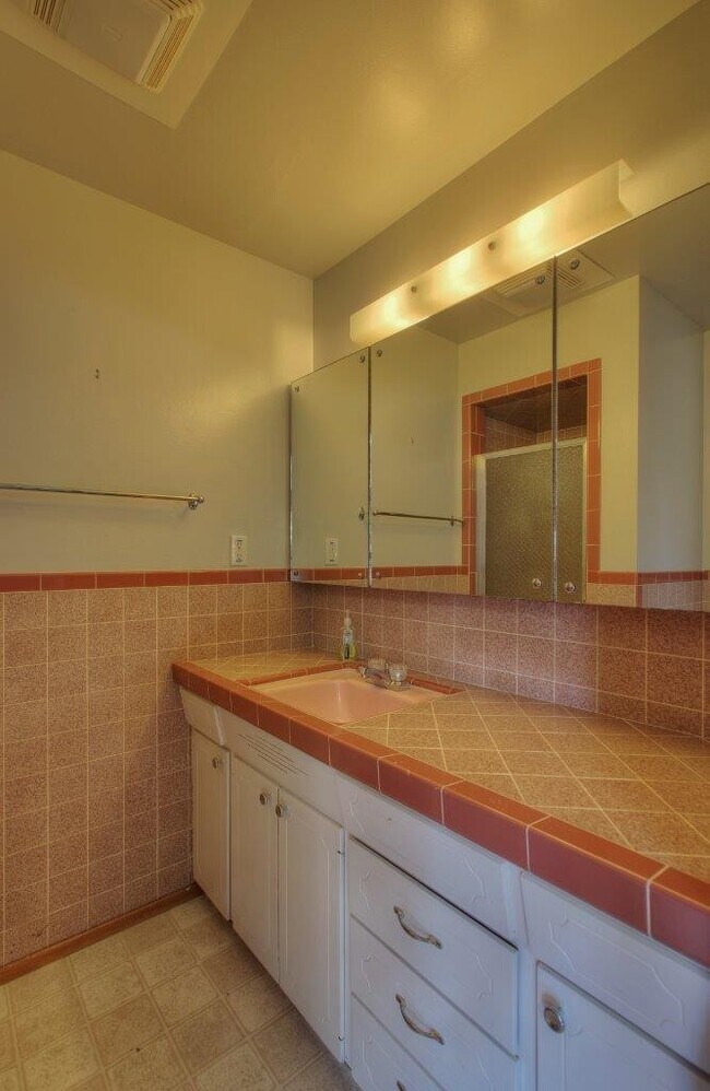 Building Photo - Convenient Location in Renton * Open House Sunday July 5th, 11:00am *