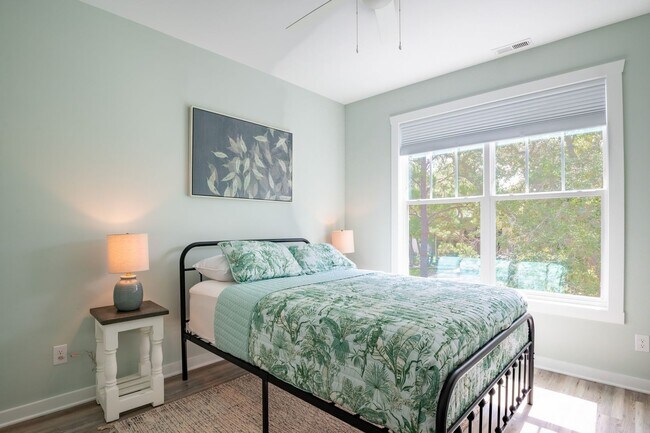 Building Photo - NEW, CLEAN OFF-SEASON RENTAL NOVEMBER THROUGH MID-MAY