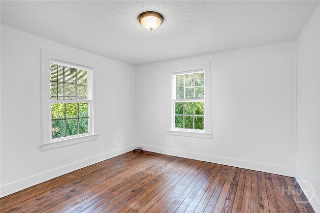 Building Photo - 906 E 39th St