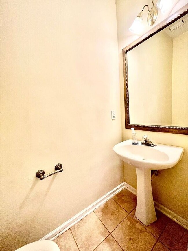 Building Photo - 3165 Maple Terrace Dr