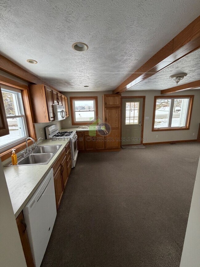 Building Photo - SINGLE FAMILY 2 Bed Available NOW in MARNE!