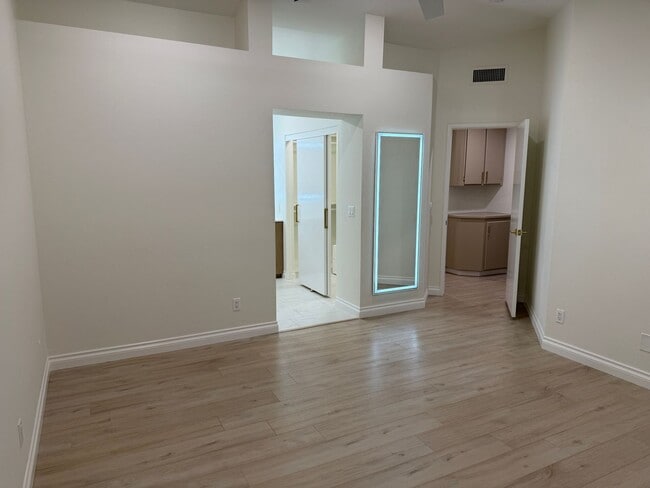 Building Photo - Fully Remodeled 2bed/2bath Townhouse.