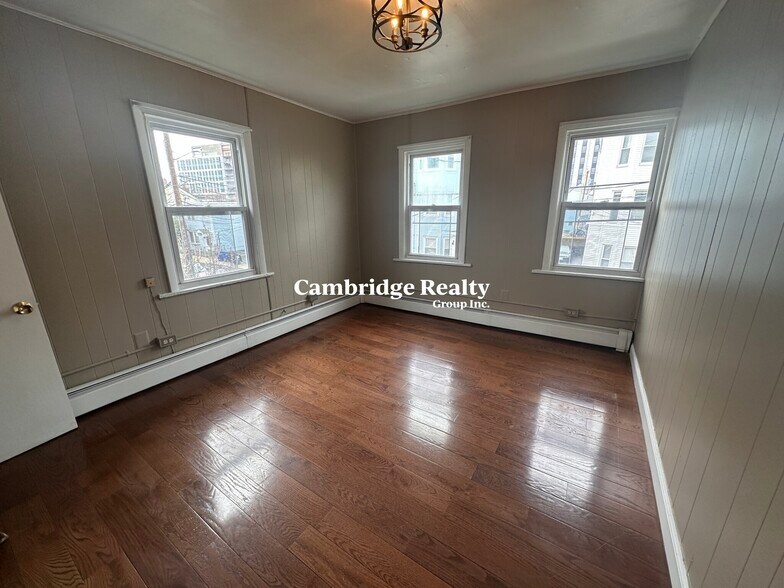 Building Photo - 22 Linden St