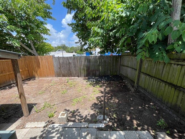 Building Photo - 2/1 in New Port Richey
