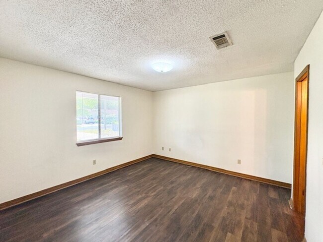 Building Photo - 912 Nutmeg Ave