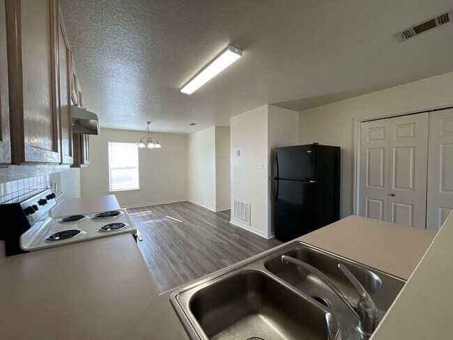 Building Photo - 1606 Dugger Cir