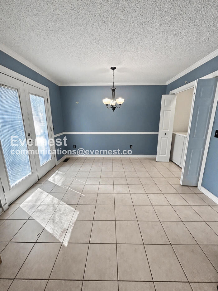 Building Photo - 2217 Briar Glen Rd