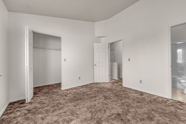 Building Photo - One car garage Townhouse