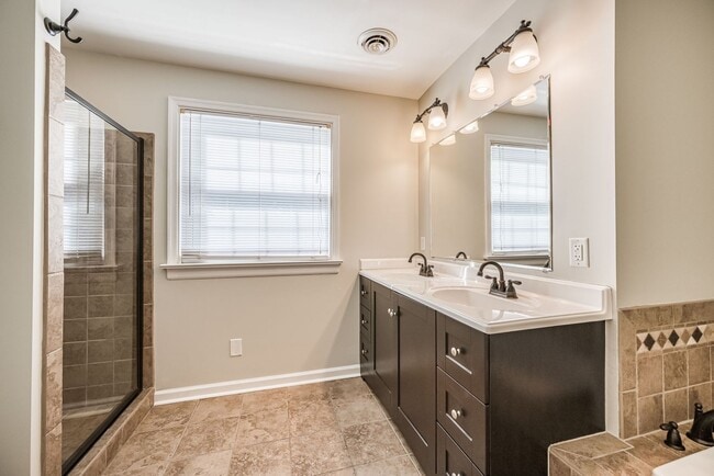 Building Photo - Generously Sized Midlothian Home Move In R...