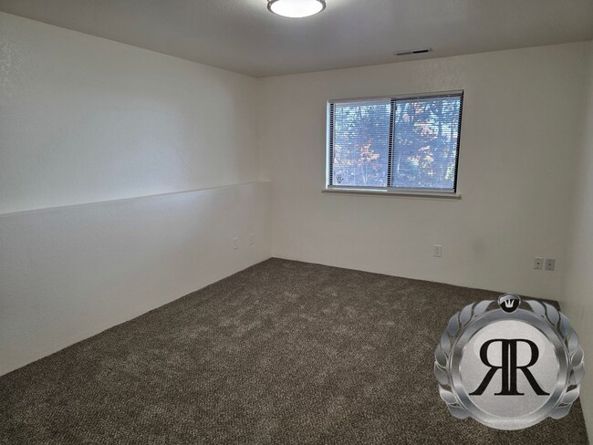 Building Photo - 2 Bedroom, 1 1/2 Bath, Updated!