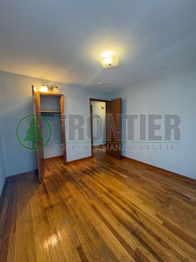 Building Photo - 532 Ames Pl