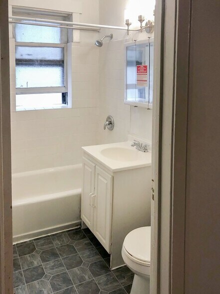 Building Photo - 4826 N Wolcott Ave