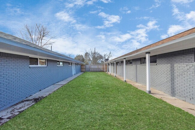 Building Photo - NICE 2 BEDROOM 1 BATH WITH 1600 SF