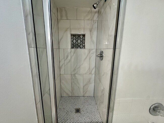 Building Photo - Fully renovated Townhome for Rent in Daven...