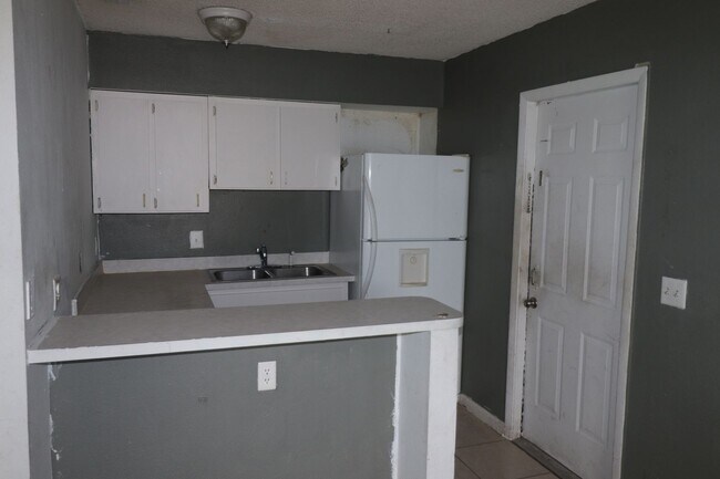 Building Photo - 727 Lucaya Dr