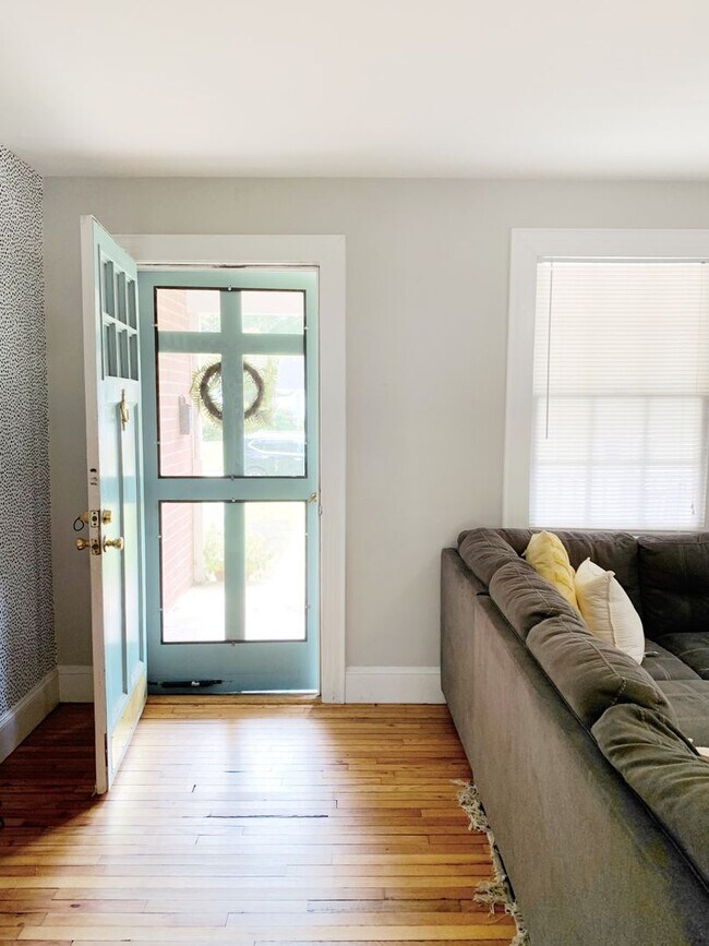 Building Photo - 3 Bedrooms 2 Full Bathrooms (one block fro...