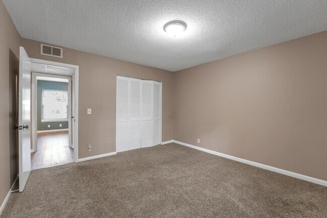 Building Photo - Charming 3BR Condo in Charlotte