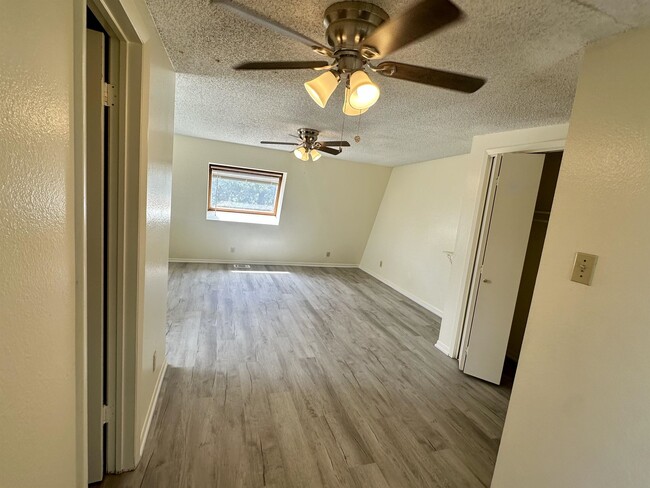 Building Photo - 220 Big Oaks Dr