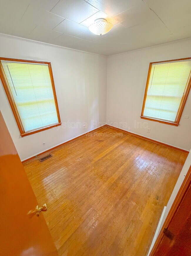 Building Photo - 2525 Tredway Dr