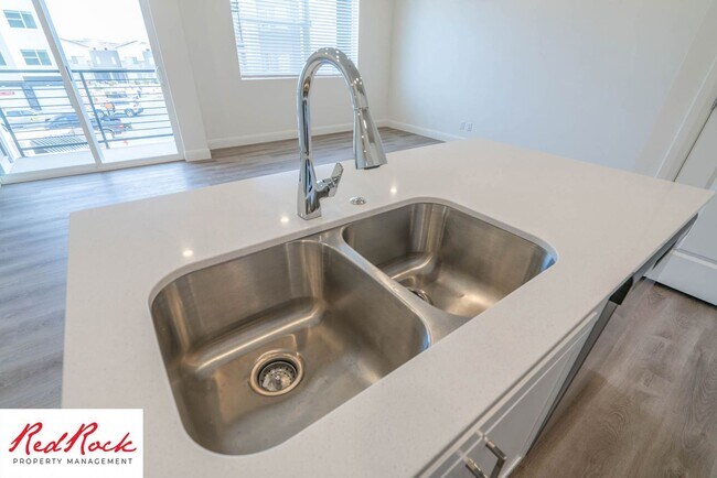 Building Photo - Spacious 3 Bedroom Unit in Desert Color With Pool & Lagoon Access