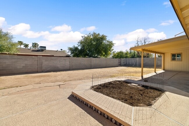 Building Photo - 713 W Alamo Dr