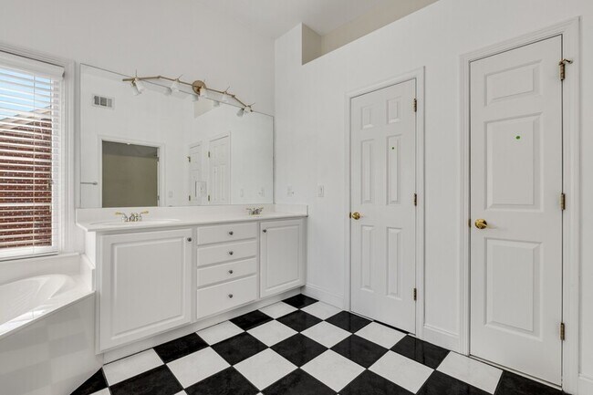 Building Photo - 1240 Dunwoody Cove