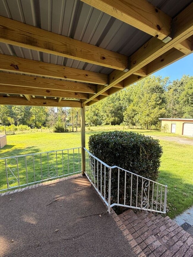 Building Photo - Home on 2.5 Acres in laurens!!
