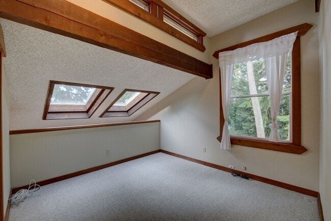 Building Photo - 3bd/2.5ba Edmonds Home